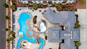 Vista aerea di un hotel con piscina, diversi edifici e aree verdi curate.