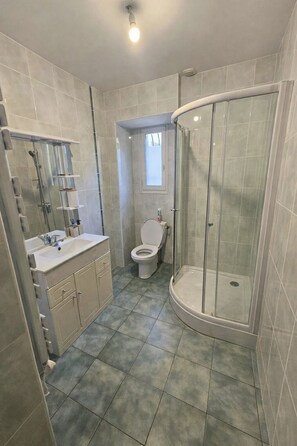 Shower, hair dryer, towels, toilet paper - At Emilien & Charline's: Single-Story Apartment (Cransac-les-Thermes)