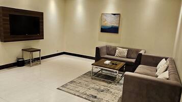 Junior Suite, City View | Living area