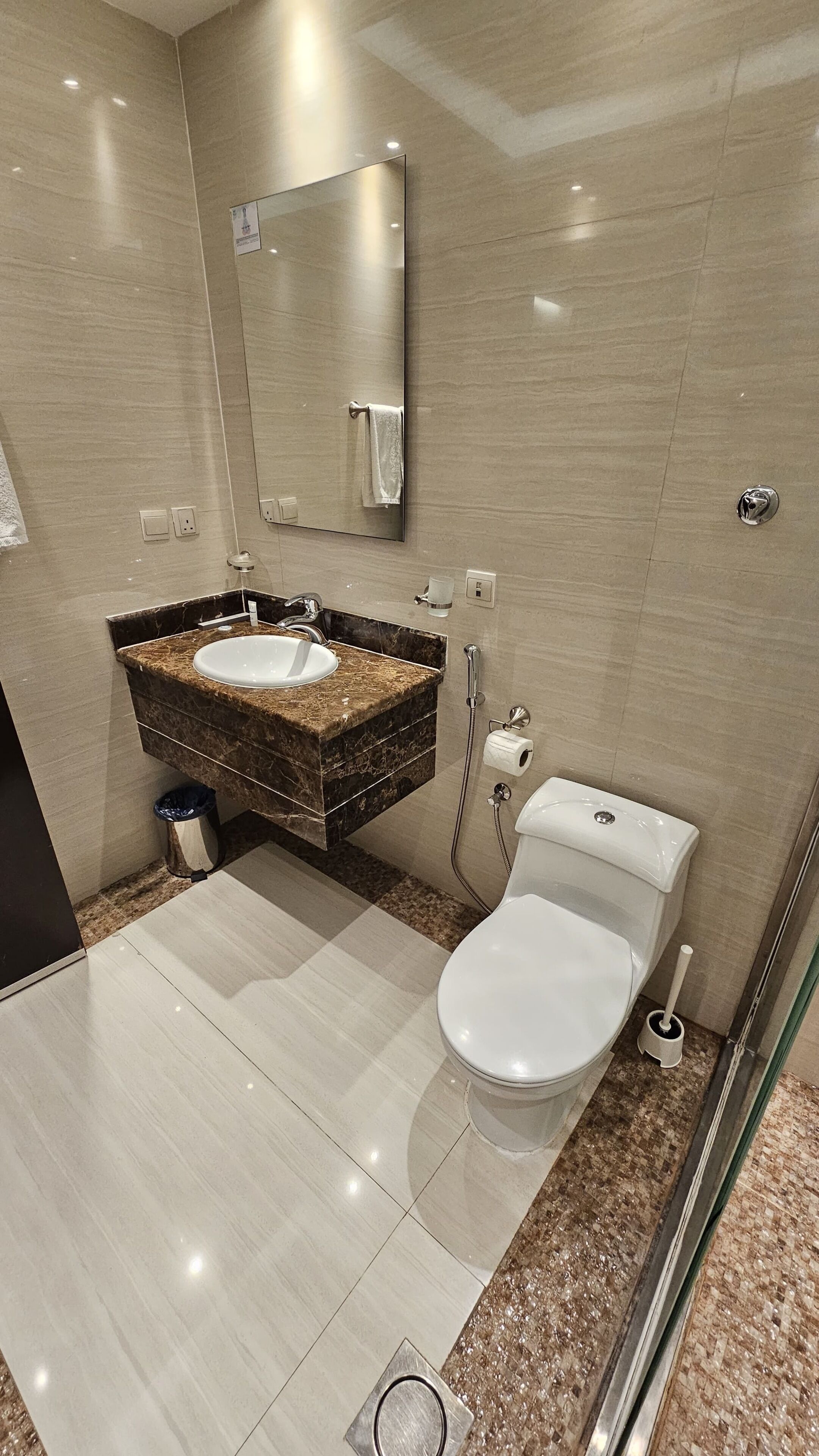Studio Deluks, pemandangan kota | Kamar mandi | Sandal, sabun, sampo, dan tisu toilet