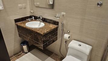 Studio Deluks, pemandangan kota | Kamar mandi | Sandal, sabun, sampo, dan tisu toilet