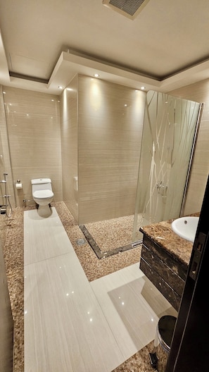 Slippers, soap, shampoo, toilet paper - Best Level (al khobar)