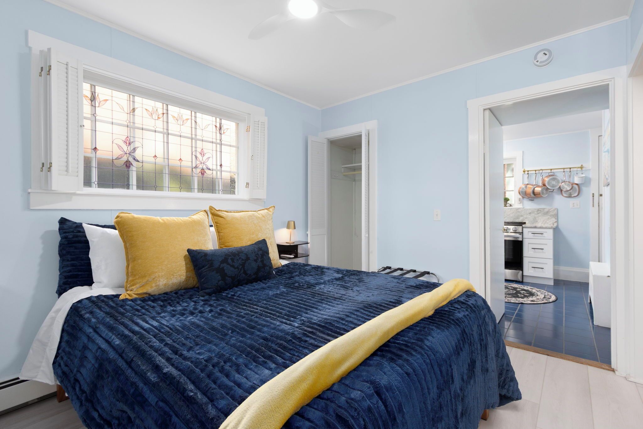 1 dormitorio, tabla de planchar con plancha, wifi y ropa de cama