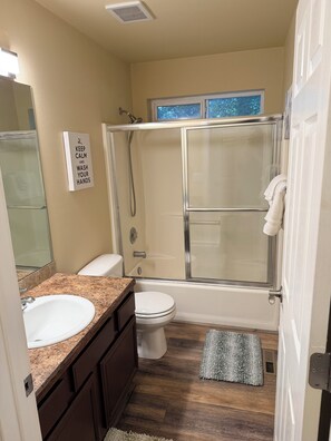 Hair dryer, towels, soap, toilet paper - Charming 3-bedroom townhome with AC in Coeur D’Alene (Coeur D’Alene)