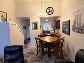Dining - Charming 3-bedroom townhome with AC in Coeur D’Alene (Coeur D’Alene)