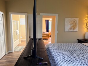 Tabla de planchar con plancha, wifi, ropa de cama