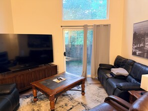 Living area - Charming 3-bedroom townhome with AC in Coeur D’Alene (Coeur D’Alene)