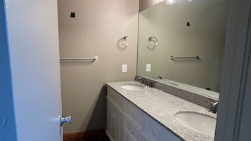 Regadera, toallas, jabón, papel de baño