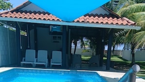 Utomhuspool, öppet 08.00 till 20.00, parasoller och solstolar