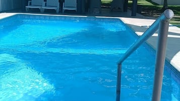 Außenpool, geöffnet von 08:00 Uhr bis 20:00 Uhr, Sonnenschirme