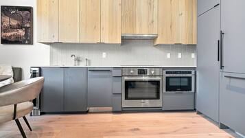 Coffee/tea maker, fridge, microwave, oven