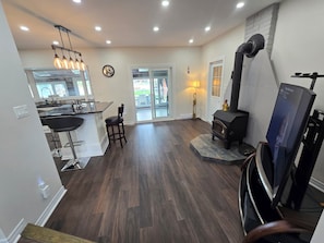 A modern kitchen with a bar area, a fireplace, and a television. - Waterfront 3 bdrm+  house in Lagoon City, Brechin, 70 minutes north from Toronto (Brechin)