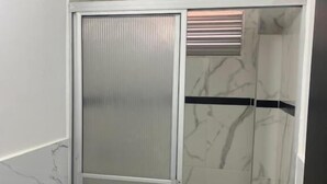 Khăn tắm, xà phòng, giấy vệ sinh 