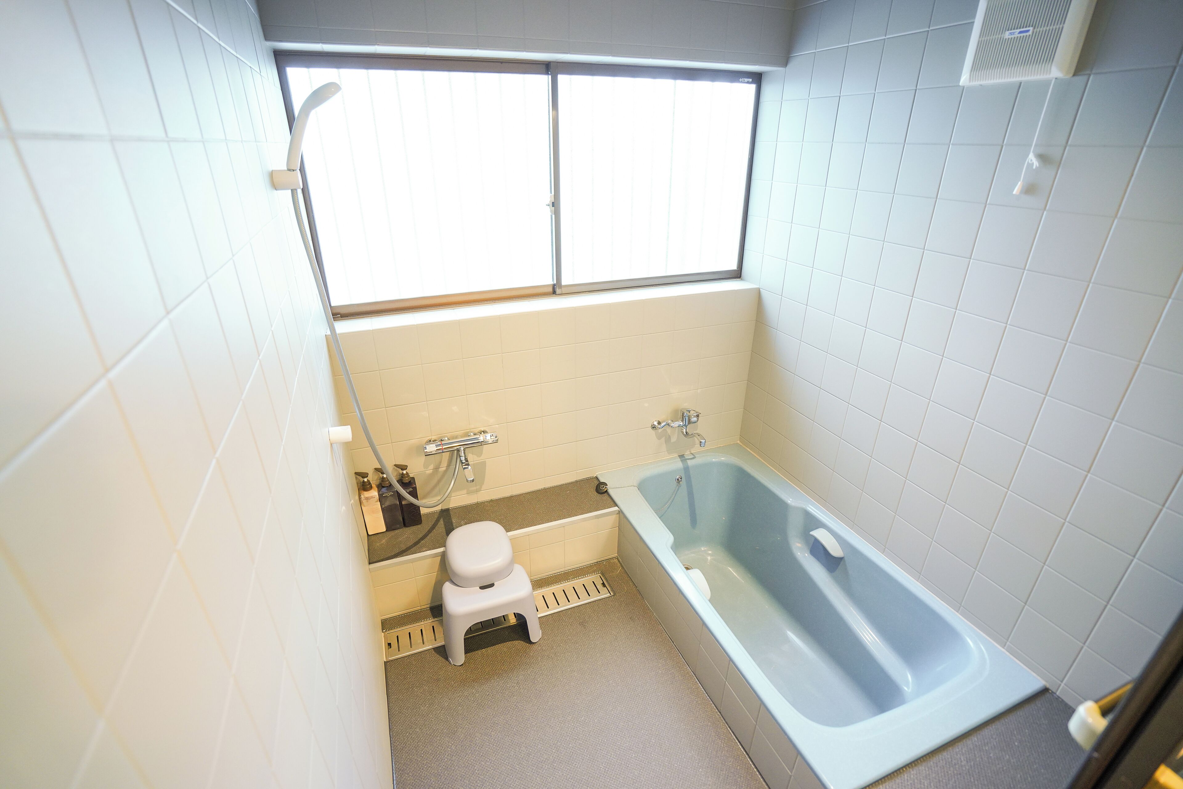 Sèche-cheveux, serviettes fournies, shampoing, papier toilette