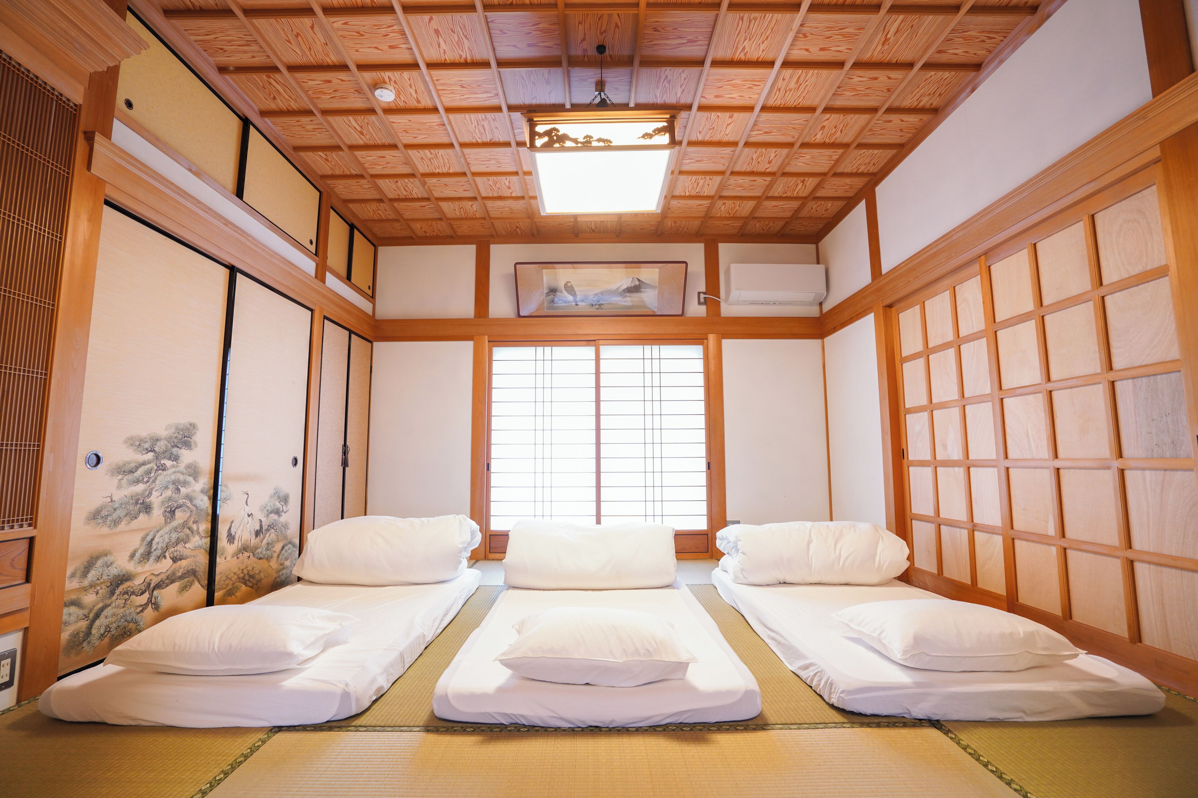 Um quarto japonês tradicional com tatames, um painel shoji e um futon.