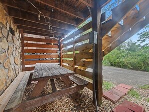 Outdoor dining - Little Bear Getaway: Hot Tub, Games, Grill, MORE! (Sevierville)