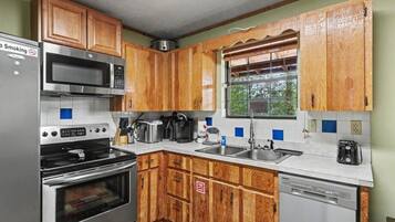 Coffee/tea maker, fridge, microwave, oven