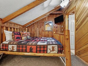 Room - Little Bear Getaway: Hot Tub, Games, Grill, MORE! (Sevierville)