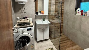 Douche, séchoir à cheveux, serviettes fournies, savon