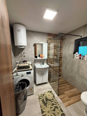 Douche, sèche-cheveux, serviettes fournies, savon