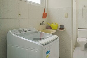 Douche, sèche-cheveux, serviettes fournies, savon