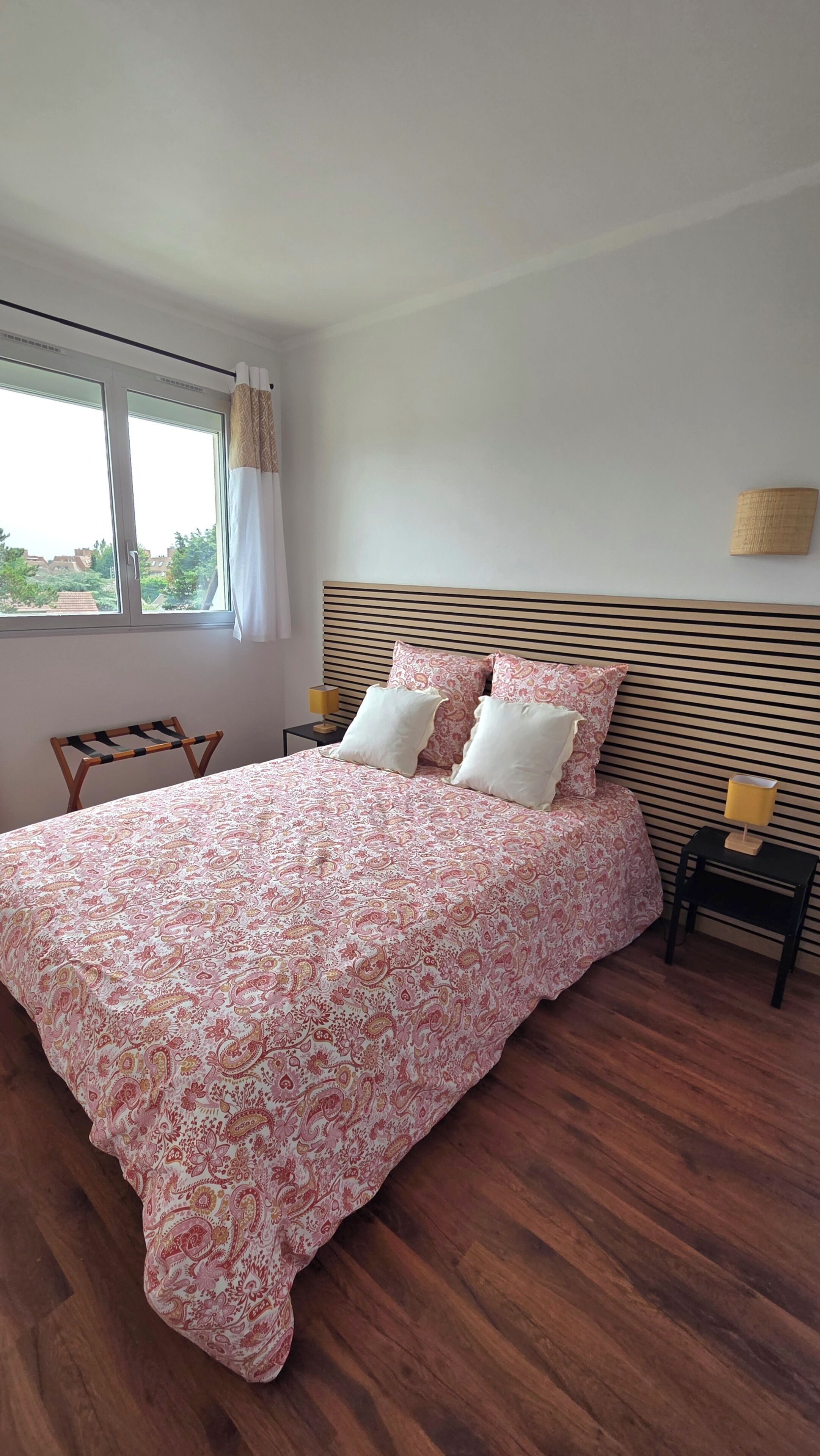 Iron/ironing board, bed sheets