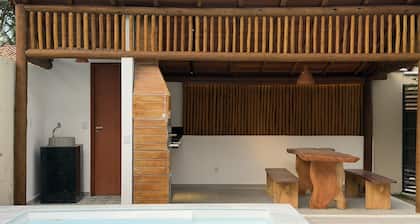 CASARÃO SOL DA MANGUEIRA: High standard, 150m from the beach, 5 suites, swimming pool and leisure area.