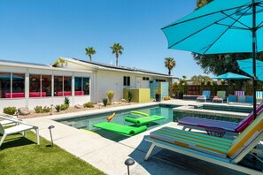 A modern house with a swimming pool, outdoor seating, and palm trees. - Casa Calliandra | Pool, Spa & Game Room (Palm Springs)