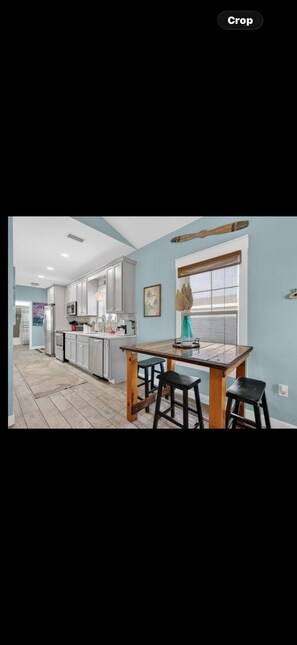 Dining - 2-bedroom, 2-Bath cottage in beautiful Mexico Beach with AC (Mexico Beach)