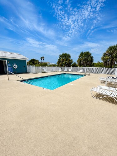 Chasing Ray's 2-bedroom, 2-Bath cottage in beautiful Mexico Beach with AC