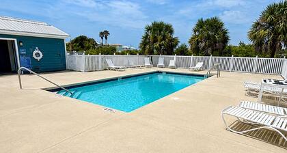 Chasing Ray's 2-bedroom, 2-Bath cottage in beautiful Mexico Beach with AC