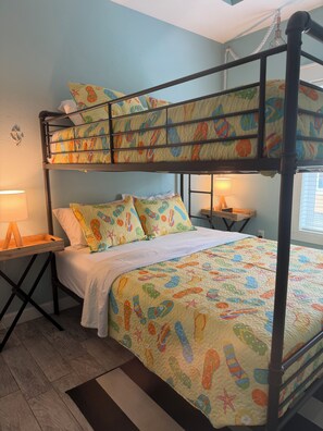 Iron/ironing board, internet, bed sheets - 2-bedroom, 2-Bath cottage in beautiful Mexico Beach with AC (Mexico Beach)