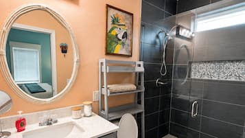 Douche, sèche-cheveux, serviettes fournies, savon