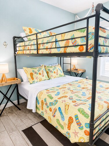 Chasing Ray's 2-bedroom, 2-Bath cottage in beautiful Mexico Beach with AC