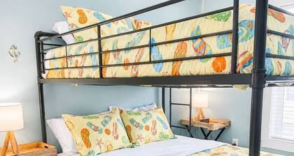 Chasing Ray's 2-bedroom, 2-Bath cottage in beautiful Mexico Beach with AC