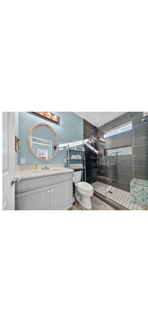 Shower, hair dryer, towels, soap - 2-bedroom, 2-Bath cottage in beautiful Mexico Beach with AC (Mexico Beach)