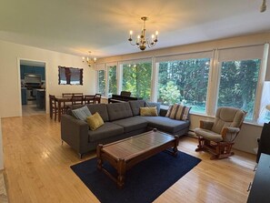 TV, fireplace, stereo - 2BR Upper private Suite | Near Grouse & Capilano (North Vancouver)