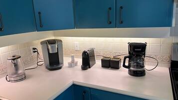 コーヒー / ティーメーカー、冷蔵庫、電子レンジ、オーブン