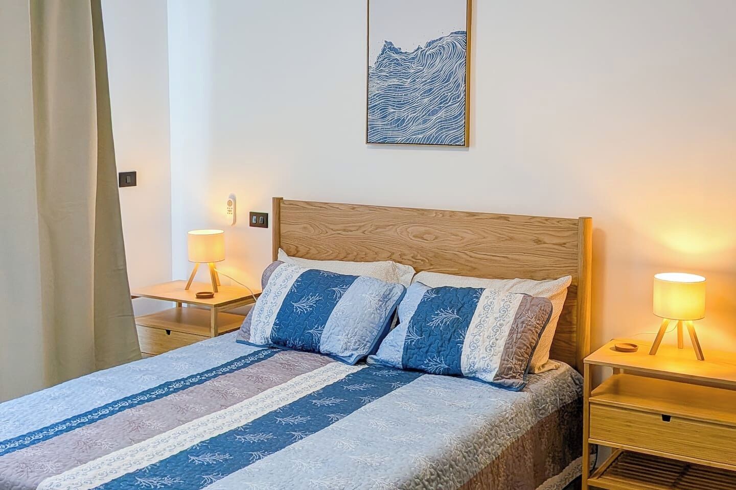 Schreibtisch, Bügeleisen/Bügelbrett, Reisekinderbett, WLAN