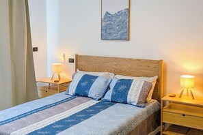 Schreibtisch, Bügeleisen/Bügelbrett, Reisekinderbett, WLAN