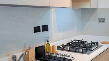 Wasserkocher mit Kaffee-/Teezubehör, Kühlschrank, Mikrowelle, Ofen