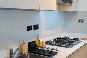 Wasserkocher mit Kaffee-/Teezubehör, Kühlschrank, Mikrowelle, Ofen