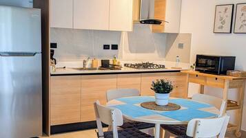 Coffee/tea maker, fridge, microwave, oven