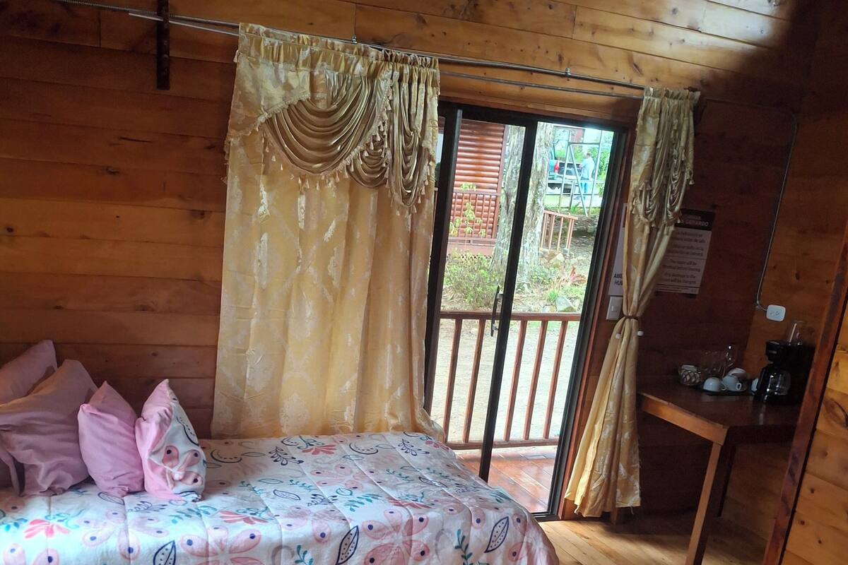 Basic-Ferienhütte, Balkon, Blick auf den Innenhof | Schreibtisch, kostenloses WLAN