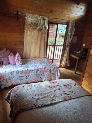 Basic-Ferienhütte, Balkon, Blick auf den Innenhof | Schreibtisch, kostenloses WLAN