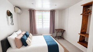Ein Schlafzimmer mit Bett, Nachttisch und einem Holzschrank.