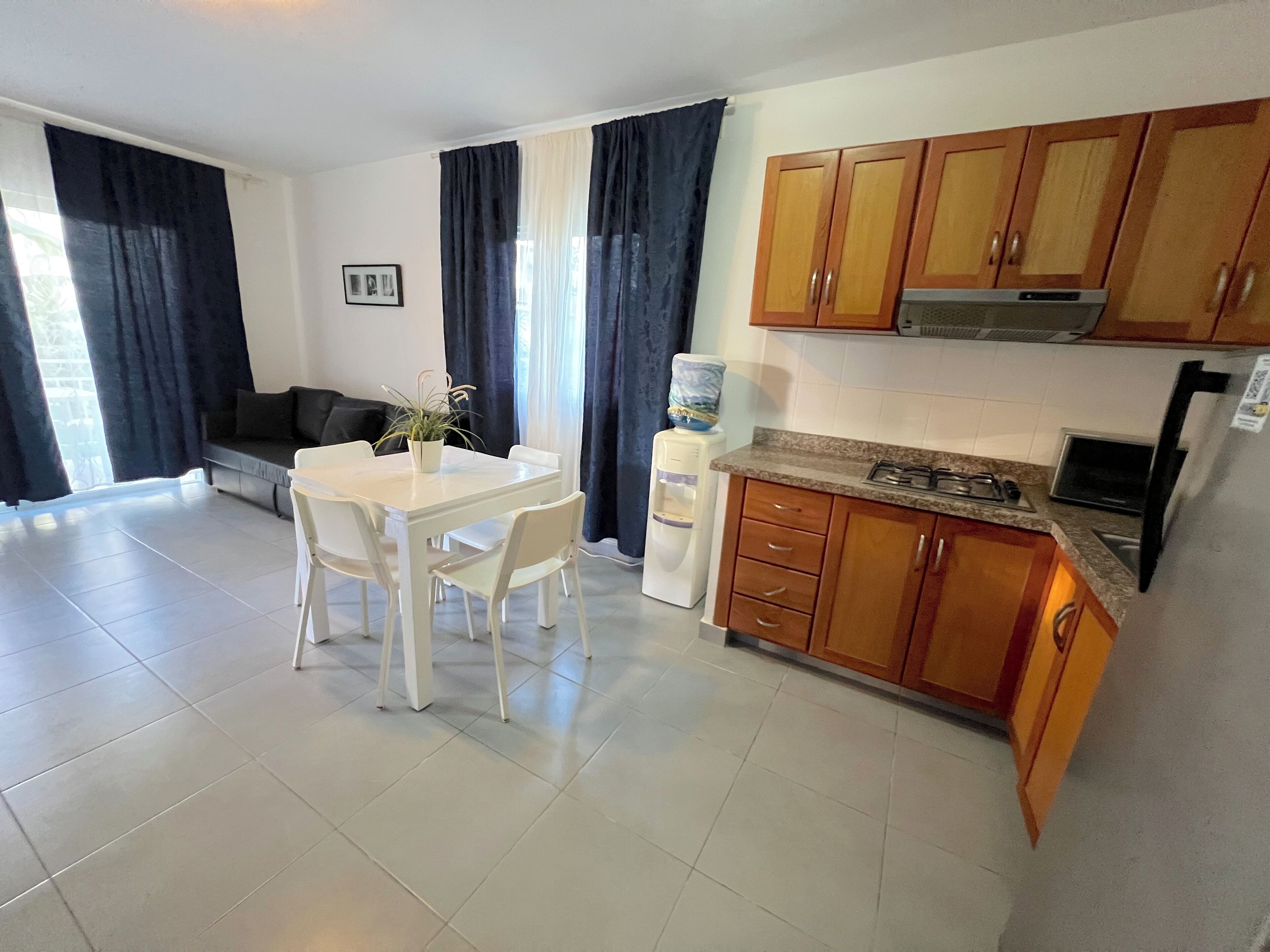 Suite Deluxe, balcón, vistas al jardín | Cocina privada | Cafetera o tetera, frigorífico grande, placa de cocina y tostadora