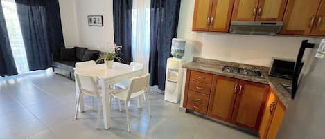 Deluxe Suite, Balcony, Garden View | Private kitchen