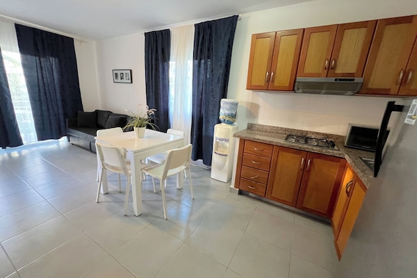Suite Deluxe, balcón, vista al jardín | Cocina privada | Cafetera y tetera, refrigerador con congelador y parrilla de estufa