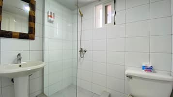 Estúdio superior, sacada | Banheiro | Chuveiro, secador de cabelo (mediante solicitação), toalhas de banho